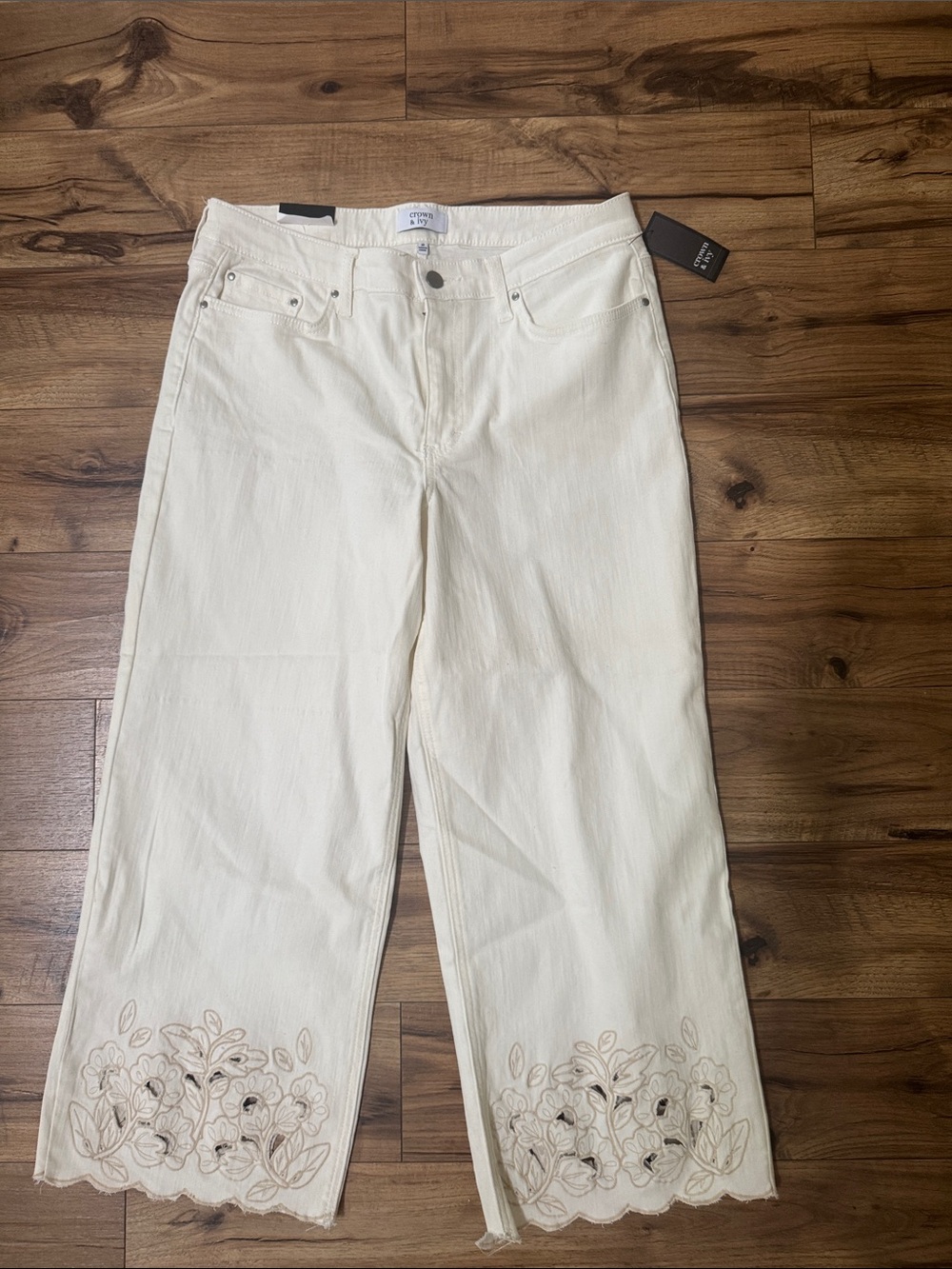 crown & ivy Cream Embroidered Cropped Ankle Jeans size 10